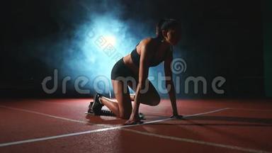 职业女运动员在黑暗的背景下跑跑跑跑跑跑跑跑跑鞋的运动轨迹